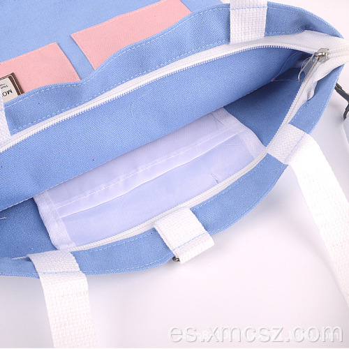 Bolso tote cruzado con letras azules y bolsillo